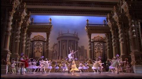 Декорации переносят нас в конец семнадцатого века...