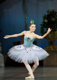 Шесть крёстных фей прибывают ко двору...