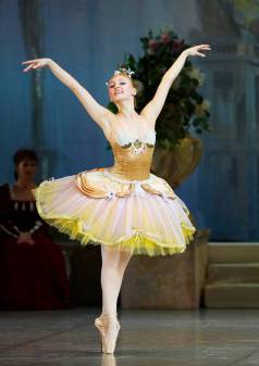 Шесть крёстных фей прибывают ко двору...