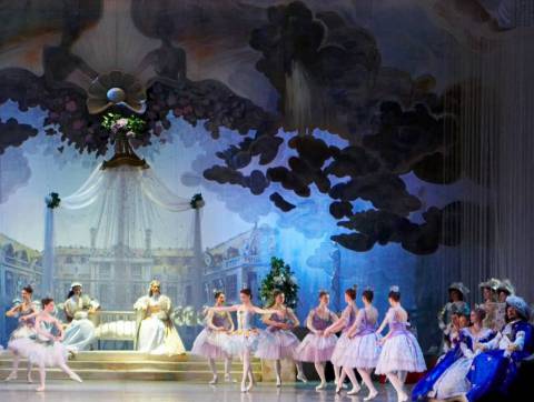 Принцесса Аврора мирно спит в своей люльке...