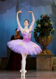 Фея Сирени смягчает колдовство: девушка не умрёт, а лишь надолго уснёт...