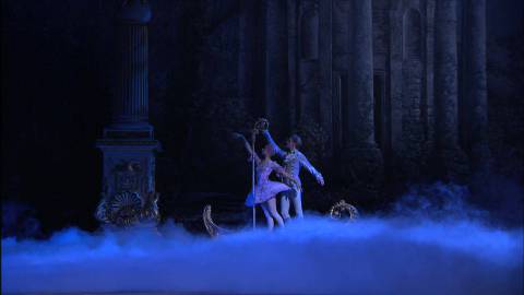 Вместе с Феей Сирени принц плывет в ладье к зачарованному королевству...