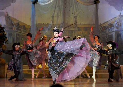 В заросшем парке бодрствуют лишь злая Фея Карабос и её слуги...