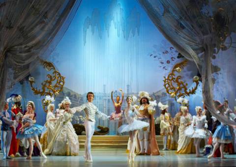 Все гости радуются за молодых. А вот и они!