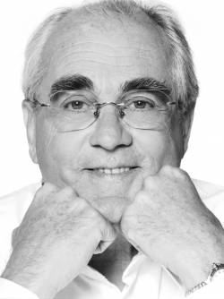 Мишель Жан Легран (род. в 1932 г.), французский композитор, аранжировщик, дирижер и певец