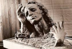 «Музыка» в образе великого итальянского скрипача и композитора Николо Паганини (скульптурная композиция Марины Лукьяновой)