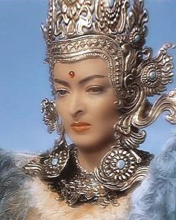 Лидия Вертинская в роли птицы Феникс